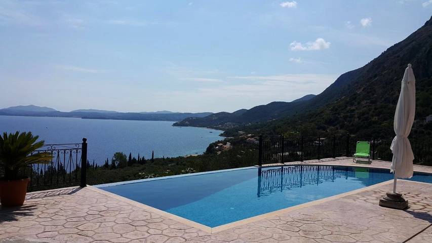 Ferienwohnung für 4 Personen, mit Terrasse und Ausblick sowie Pool, mit Haustier