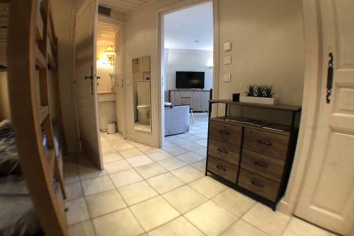Apartamento entero, On the shores of Lake Annecy, comfortable apartment with terrace and private beach in Duingt, Bauges