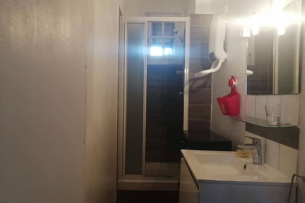 Appartement entier, Premier étage indépendant avec jardin sur le bord de mer. in Luc-sur-Mer, Région de Caen