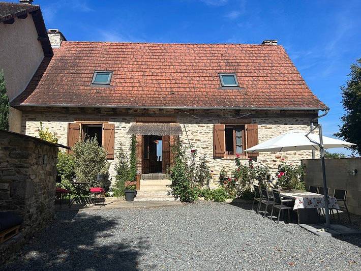 Gîte pour 6 personnes, avec terrasse ainsi que piscine et jardin à Jumilhac-le-Grand