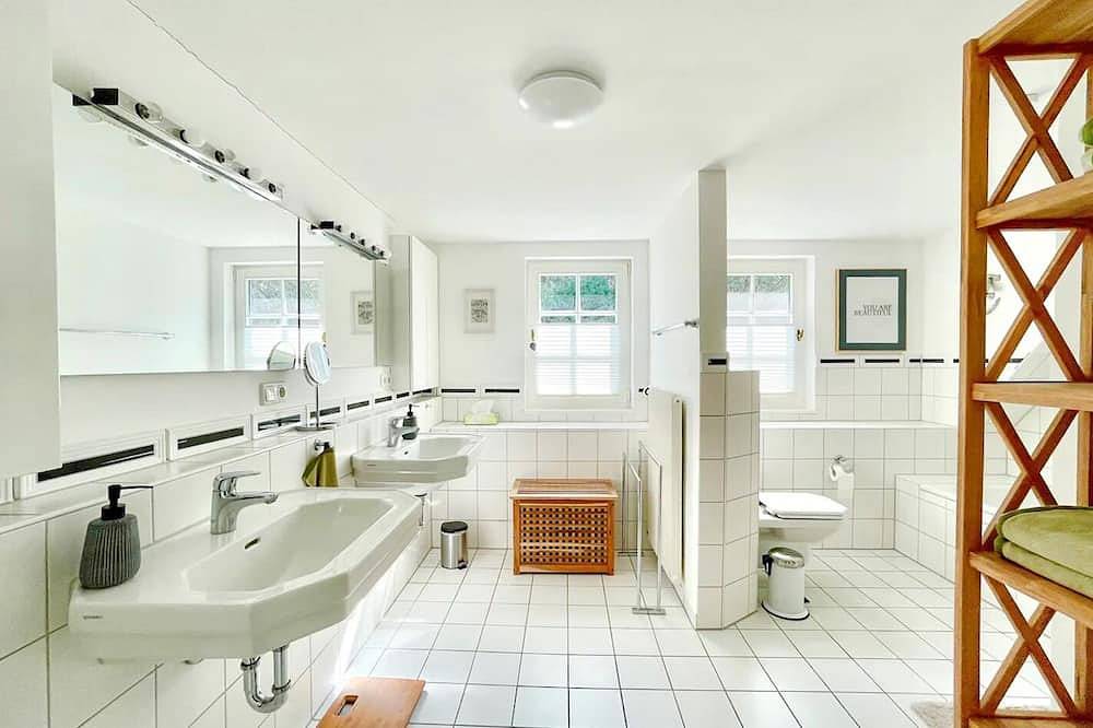 Villa Emg - Fachwerkhaus, Privatsee & Jacuzzi, Sauna bis 22 P. bei Osnabrück in Preußisch Oldendorf, Wiehengebirge