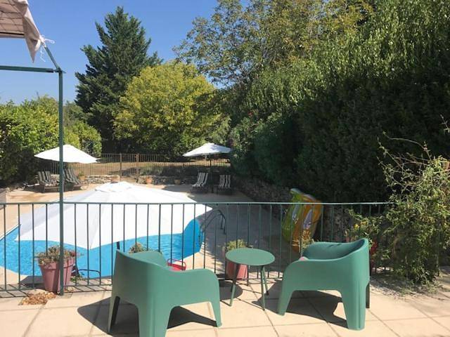 Location de vacances pour 6 personnes, avec jardin et terrasse ainsi que vue et piscine à Saint-Jean-de-Ceyrargues