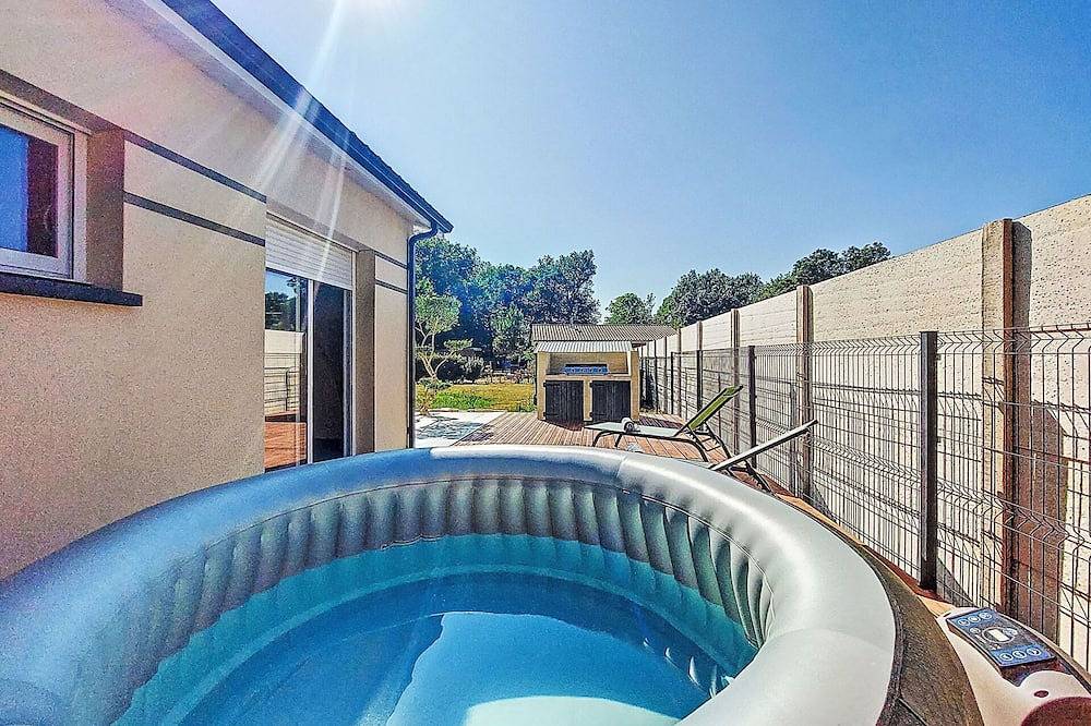 Maravillosa casa de vacaciones privada para 4 personas con A/C, Tv, terraza y aparcamiento in Lesparre-Médoc, Parque natural regional del Médoc