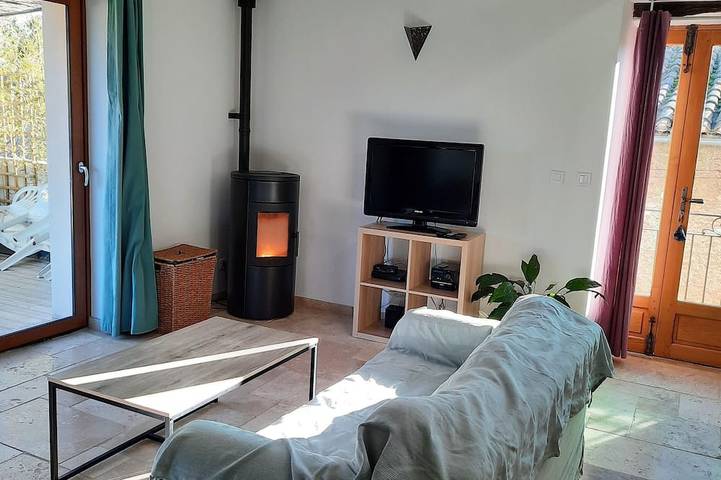 Gîte pour 5 personnes, avec terrasse ainsi que jardin et jacuzzi à Lambesc - 2