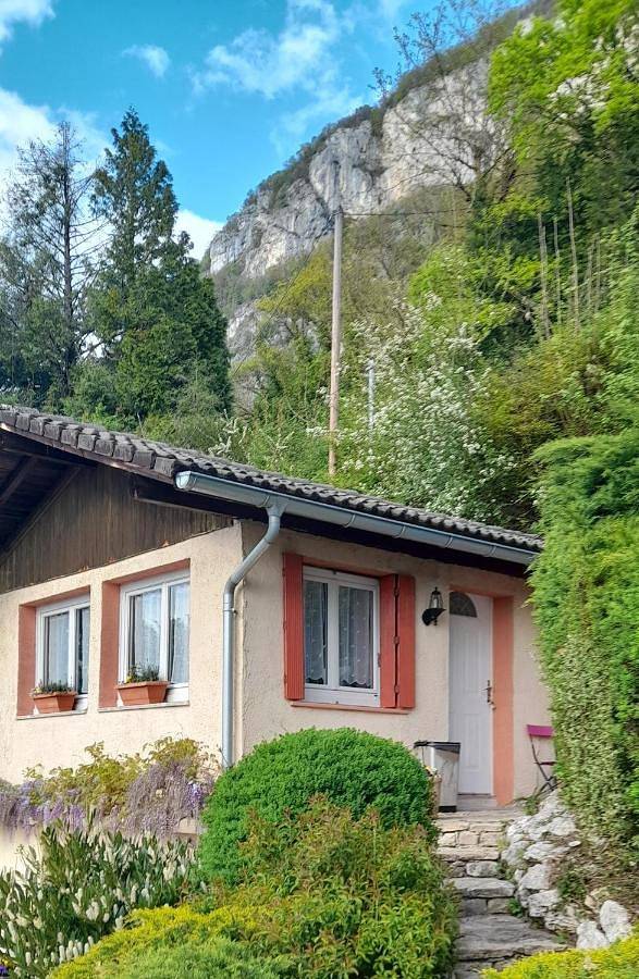 Chalet pour 2 personnes, avec piscine et terrasse ainsi que vue sur le lac et vue