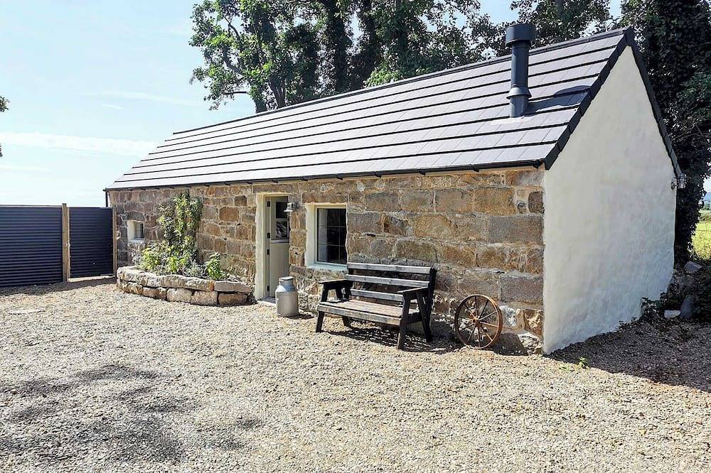 Cosy Couples Retreat at The Coop with Hot-Tub in County Down