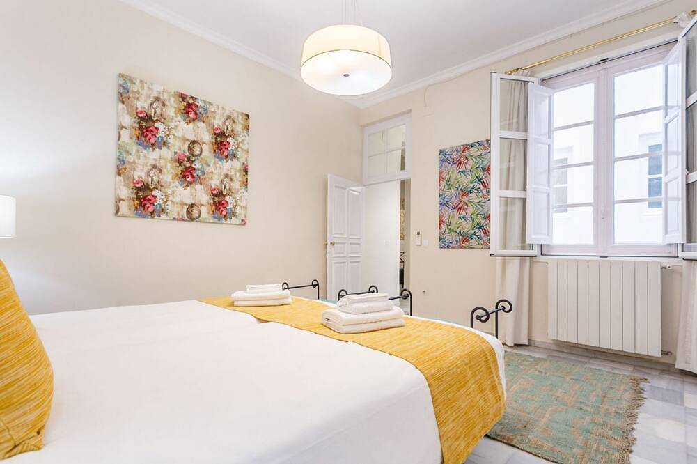 Entire apartment, Families, calm city center 3 bedrooms 5 bathrooms wifi air conditioning heating in Casco Antiguo, Sevilla