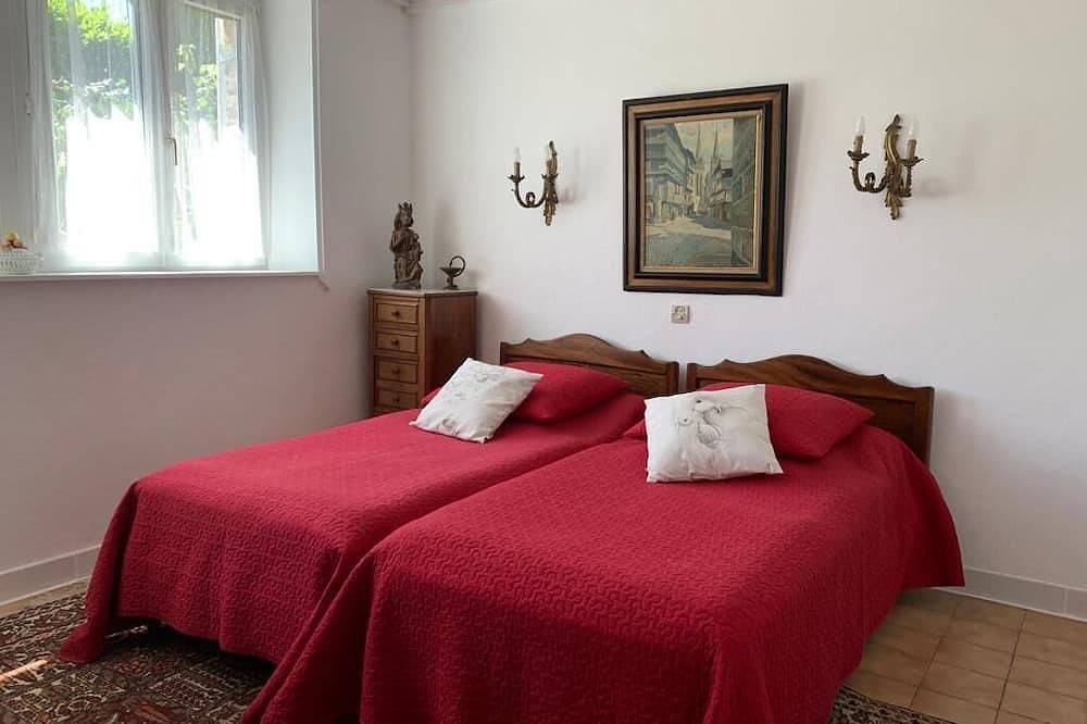 Appartement entier, Apartment on the ground floor of a villa, directly by the sea in Loctudy, Région de Quimper