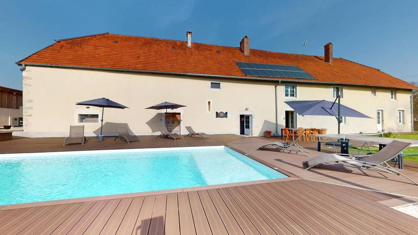 Gîte pour 15 personnes, avec Jacuzzi et Terrasse ainsi que Jardin et Piscine dans Mutigney