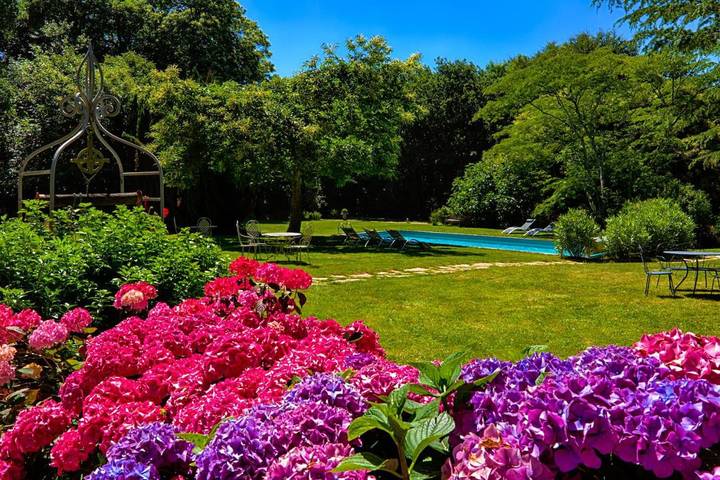 Gîte pour 2 personnes, avec terrasse ainsi que jardin et piscine dans Château de Keriolet