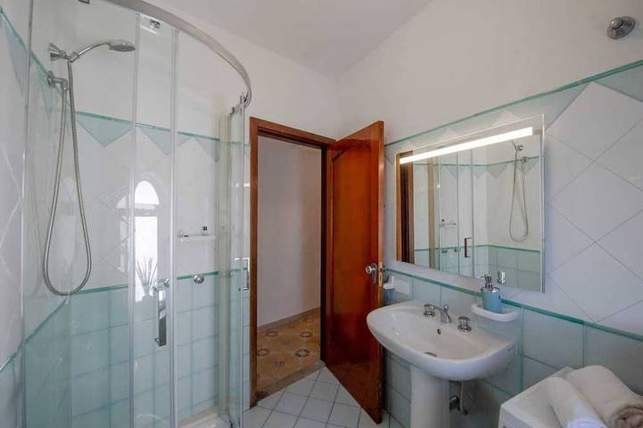 Mariantonietta House: bright colorful rooms, overlooking the vast sea in Praiano, Sorrento Coast