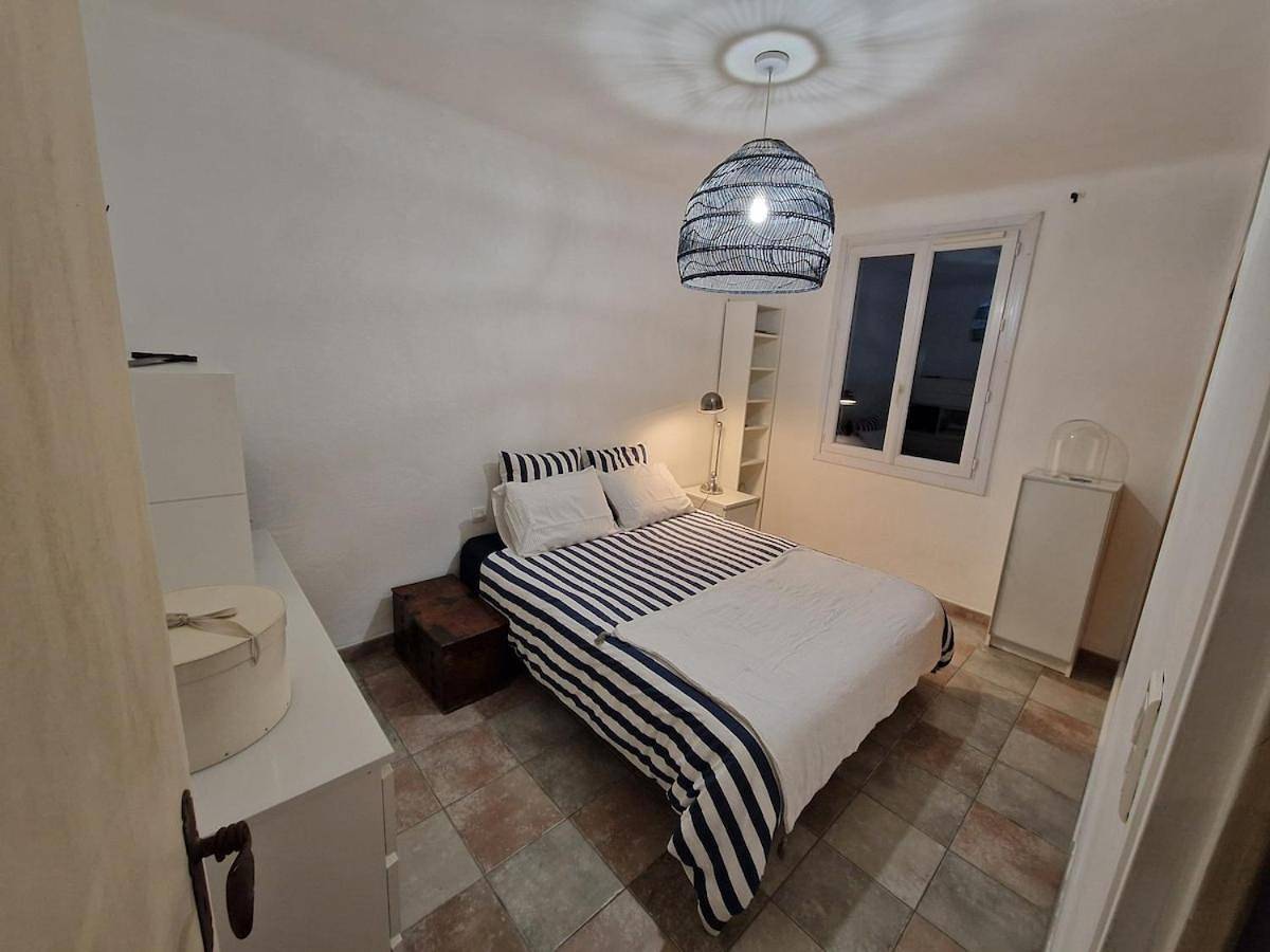 Three-Bedroom Home in Sauveterre, Région de Nîmes