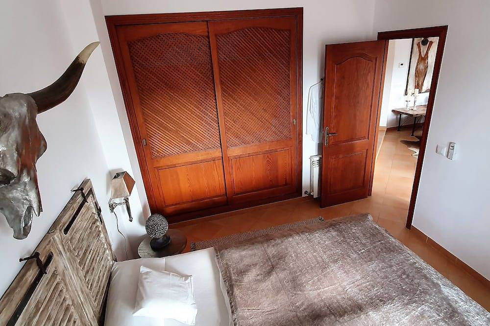 Entire apartment, Quality furnishings, large pool, stunning sea views, just 200m to the beach in Cala Santanyí, Santanyí