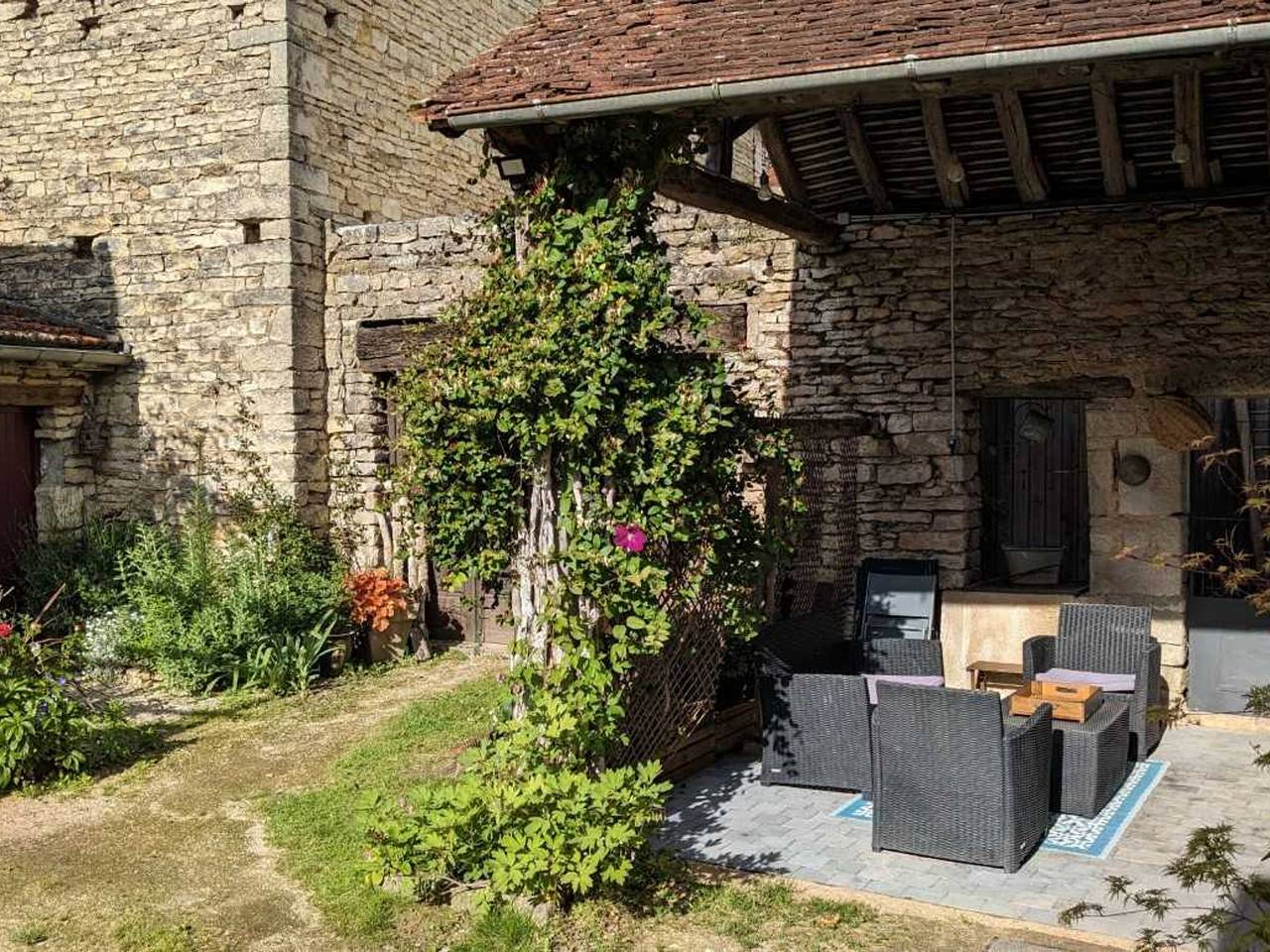 Charmantes Haus in Saint-Rémy mit Wlan und sicherem Parkplatz in Saint-Rémy (Côte-d'Or), Montbard und Umgebung