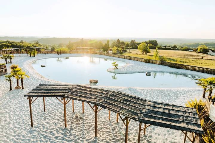 Camping pour 4 personnes, avec Terrasse ainsi que Piscine et Sauna