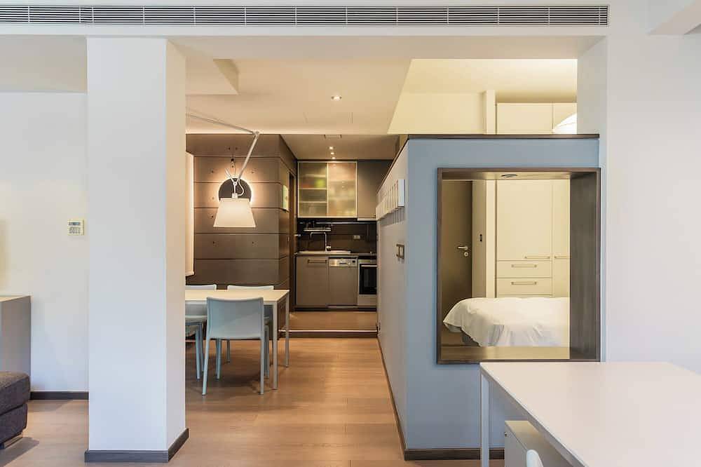 Entire apartment, Plaka: Stylish Flat Overlooking Cathedral Sq. in Central Section of Athens, Athens