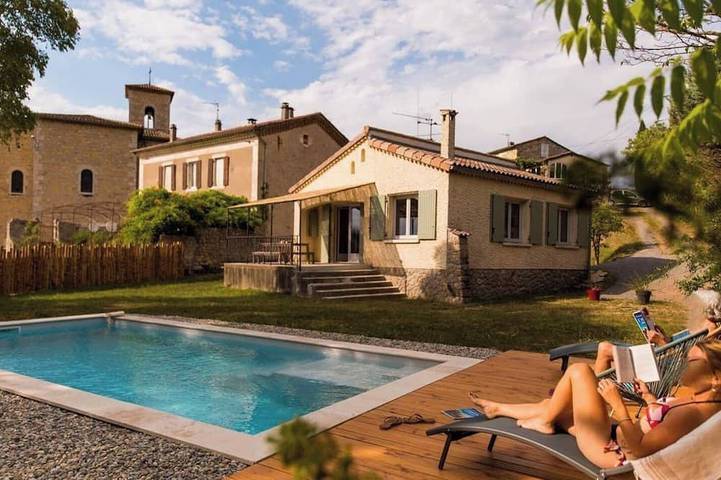 Location de vacances pour 4 personnes, avec jardin à Rochecolombe