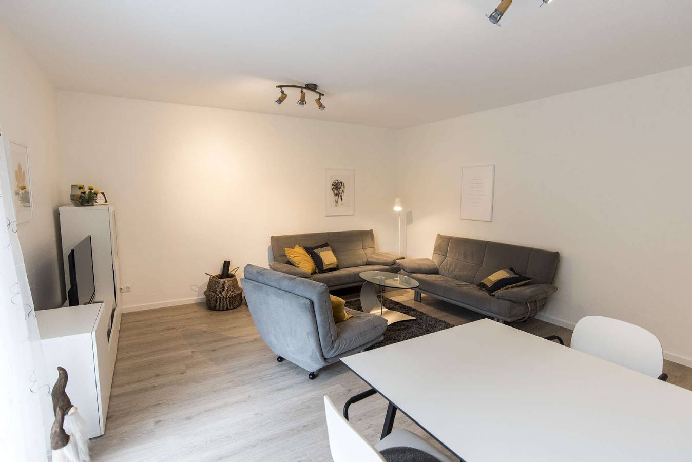 Ganze Wohnung, Ferienwohnen in der "Fewo Am Holing" mit herrlichem Ausblick, privater Terrasse und Wlan in Bischoffen, Naturpark Lahn-Dill-Bergland
