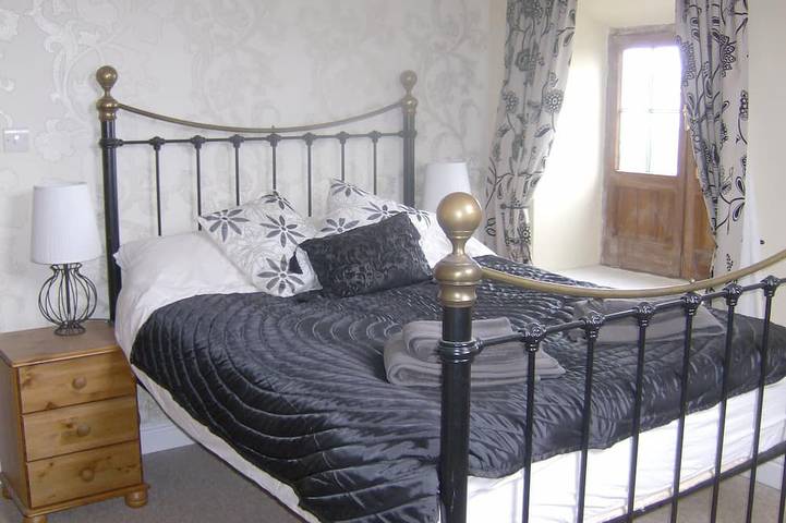 Snipe cottage, Historic Barn with Breathtaking views. Pet Friendly. Ev type 2. in Staffordshire