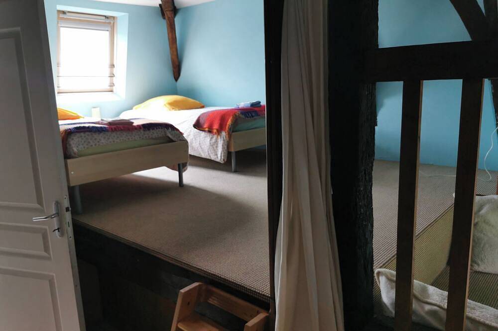 Holiday Home 'Le Crévy - Le Chateau - 8 Pers' with Private Terrace, Shared Garden and Wi-Fi in La Chapelle-Caro, Vannes region