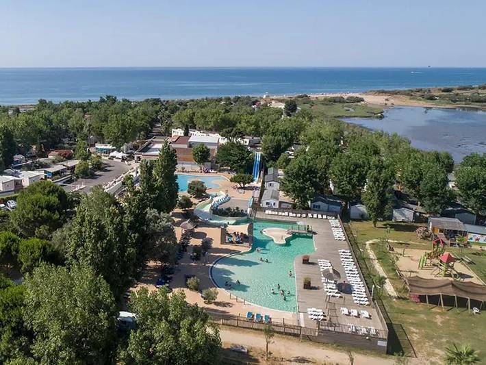 Camping pour 4 personnes, avec Terrasse ainsi que Piscine et Sauna