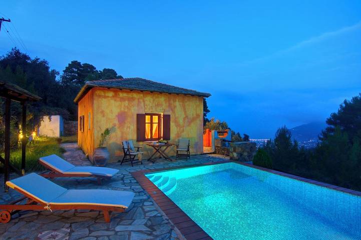 Villa for 4 people, with balcony and garden, with pets in Skopelos