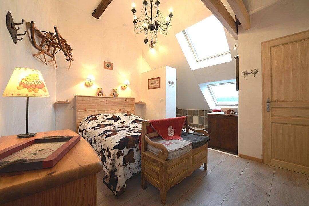 La Maison Rouge Chambres d'hôtes - Chambre Là-haut sur la Montagne in Ladoix-Serrigny, Région de Beaune