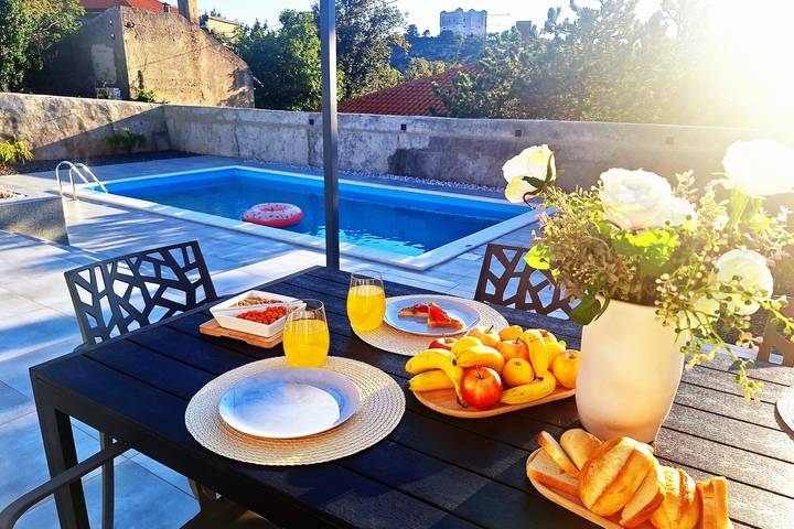 Dom dla 5 osób, z basen i balkon/ taras w Senj