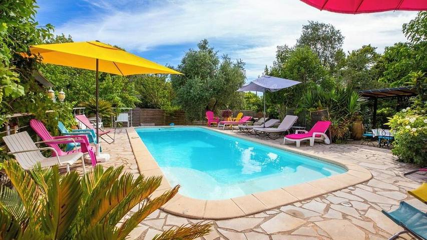 Location de vacances pour 6 personnes, avec Jacuzzi et Terrasse ainsi que Jardin et Piscine dans Office de Tourisme de Cuges les Pins