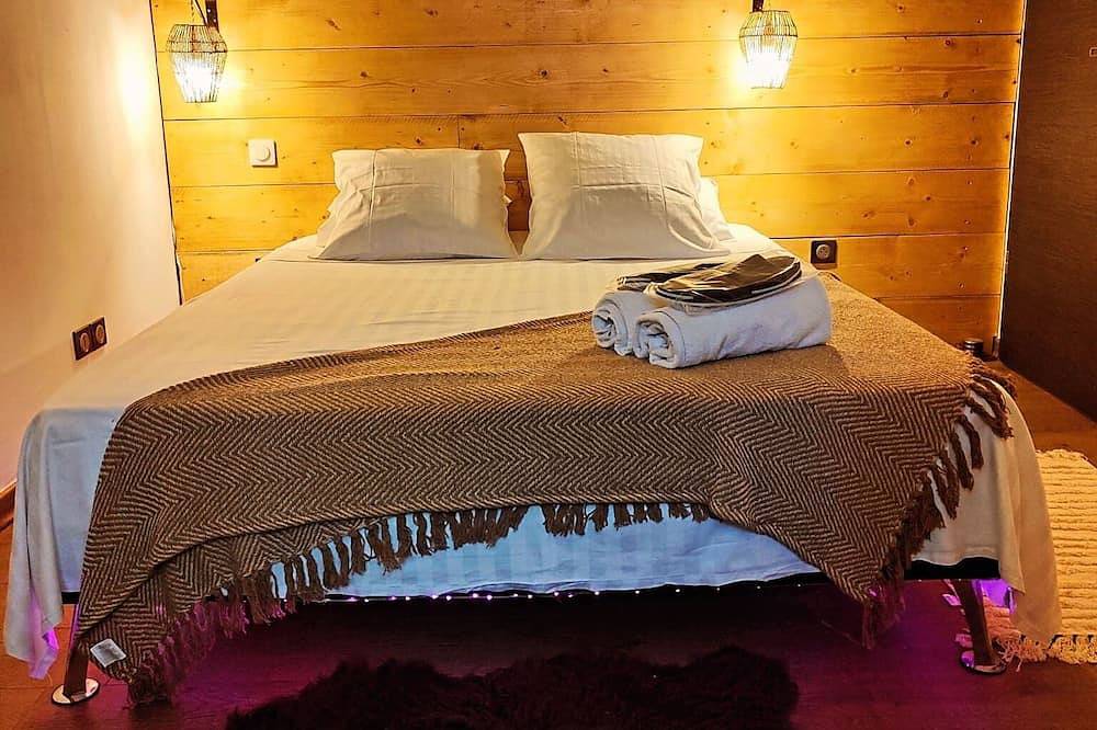Appartement entier, Love and bubbles : Jacuzzi privatif 🛁 À 5 min à pied du coeur de Ville 🏫 in Pézenas, Côte méditerranéenne (France)