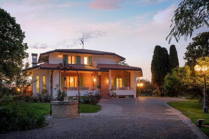 Casa vacanza per 8 persone, con panorama e giardino, con animali domestici in San Giovanni in Marignano