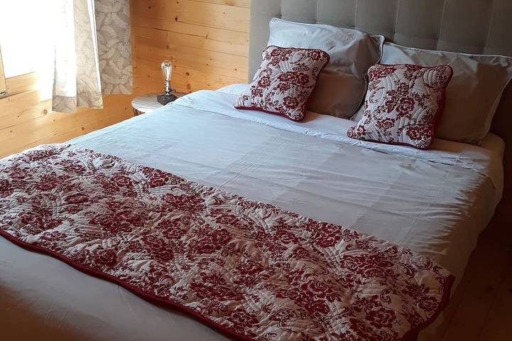 Maison de campagne pour 2 personnes, avec piscine et terrasse à Montignac