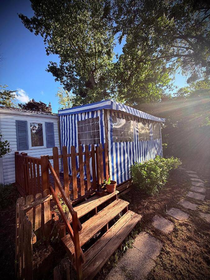 Camping pour 6 personnes, avec terrasse ainsi que jardin et piscine