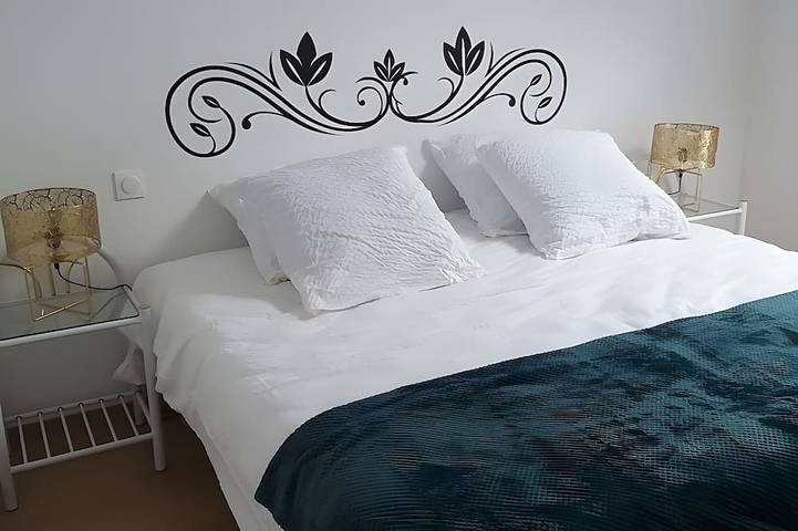Location de vacances pour 8 personnes, avec Terrasse ainsi que Jardin et Piscine à Saint-Genest-d'Ambière - 2