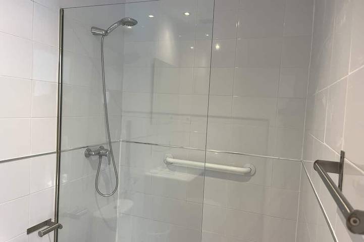 Apartamento entero, Apartamento con piscina privada y amplios jardines en Mogro. Playa. in Mogro, Miengo