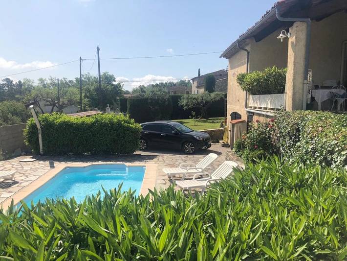 Appartement de vacances pour 3 personnes, avec vue ainsi que piscine et jardin