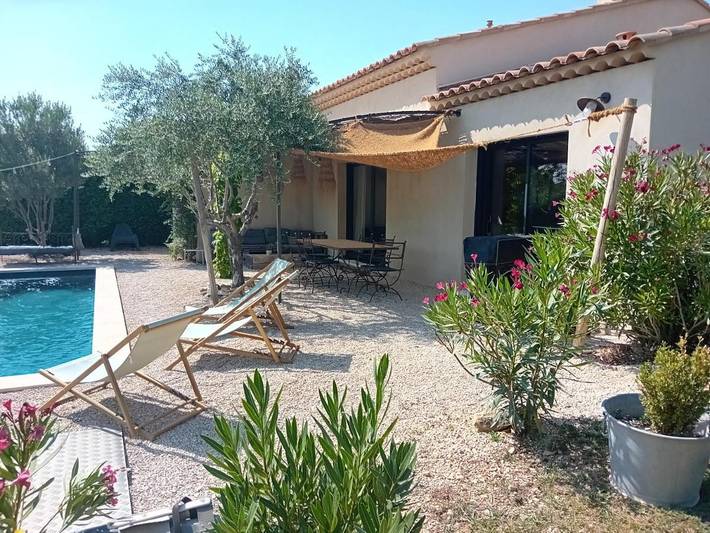 Chalet para 6 personas, con vistas además de jardín y piscina - 1