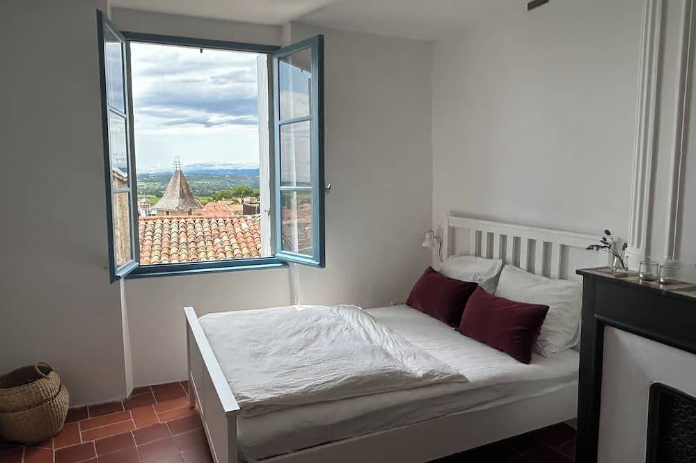Spacious 4-Bedroom Private Townhouse, Garden & Views -20 Min to Beaches & Rivers in Thézan-lès-Béziers, Region de Béziers