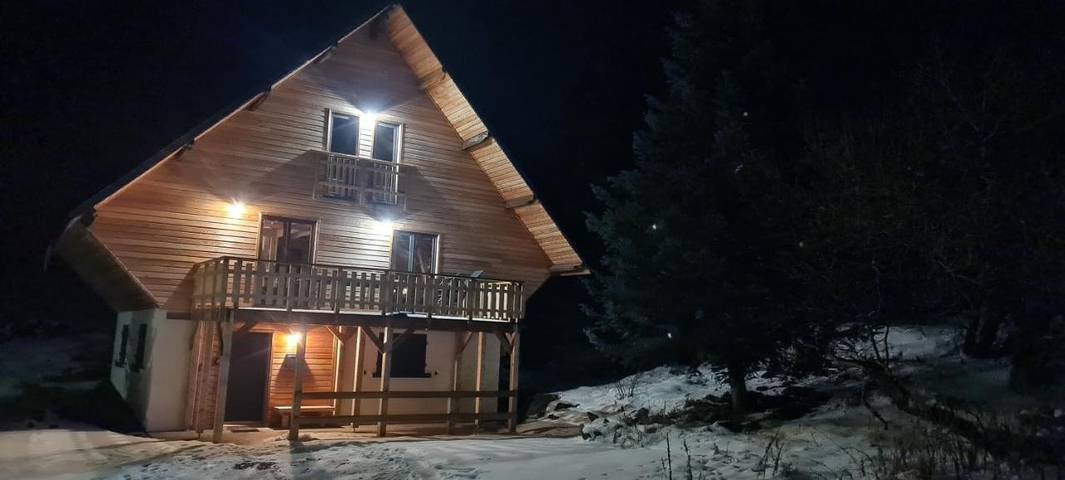 Gîte pour 10 personnes, avec jardin ainsi que sauna et jacuzzi, adapté aux familles à Chastreix - 3