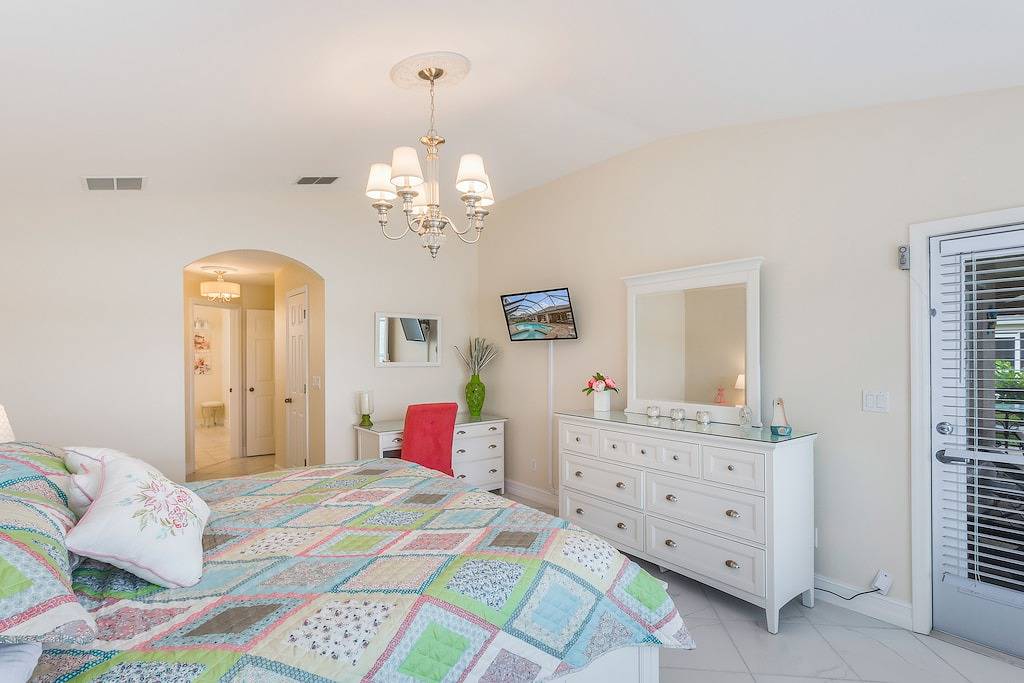 Schönes Haus am See mit privatem Pool, Whirlpool und möblierte Veranda in Iona, Southwest Florida