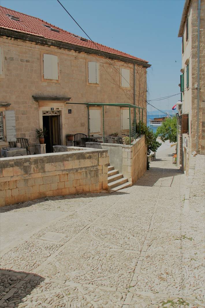 Ganze Wohnung, 1-Zimmer-Ferienwohnung mit Balkon und Meerblick Postira (Brac) -a in Postira, Brac
