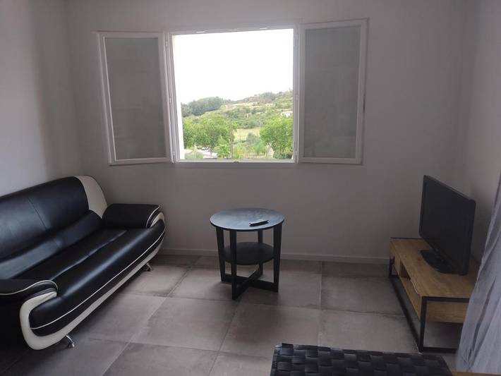 Location de vacances pour 2 personnes, avec terrasse ainsi que vue et jardin à Clermont-l'Hérault - 4