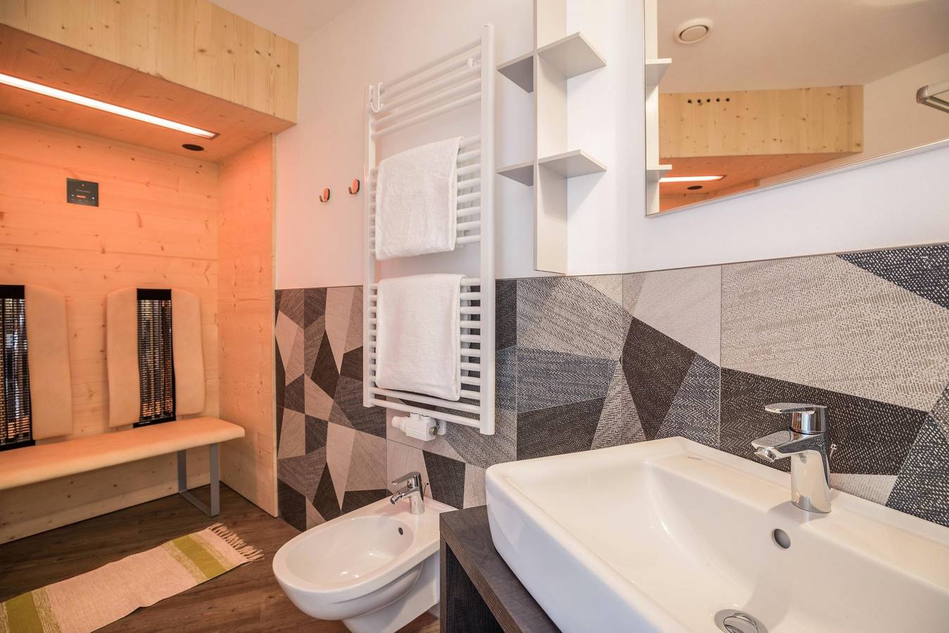 Ganze Wohnung, "Apartment Treï Residence Bun Sté" mit Bergblick, Whirlpool, Sauna, Wlan, Terrasse & Balkon in San Vigilio di Marebbe, Enneberg