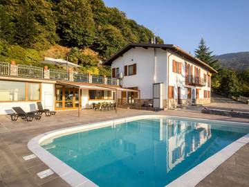 Villa pour 12 personnes, avec terrasse ainsi que jardin et piscine, adapté aux familles dans Lombardie