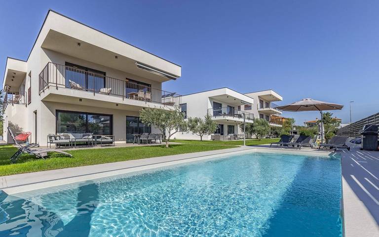 Ferienwohnung für 4 Personen, mit Balkon und Pool sowie Garten in Medulin
