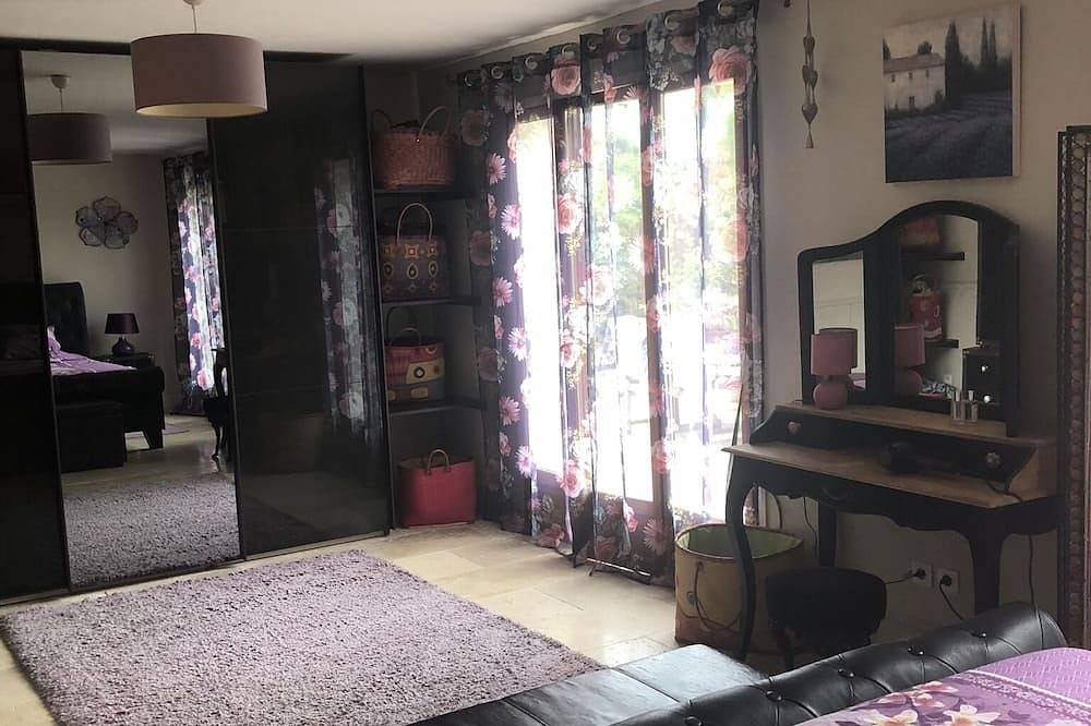 Spacious and attractive holiday home with private pool and parking. in Roquebrun, Béziers region