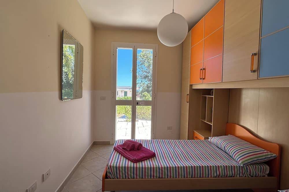 Small House + Studio Apartment And Large Garden Just A Few Steps From The Beach in Santa Cesarea Terme, Provincia de Lecce