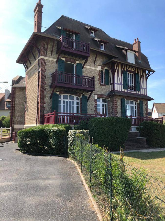 Appartement entier, Apartment with Terrace in Benerville-sur-Mer, Région de Lisieux