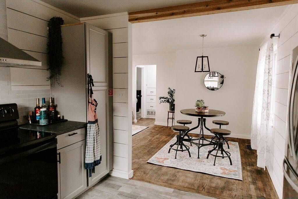 Fire Pit ~ Fenced Yard ~ Near Integris & Fairgrounds ~ Close to I44 & Nw Expwy for Easy Access to Okc's Best! in Oklahoma City, Oklahoma County