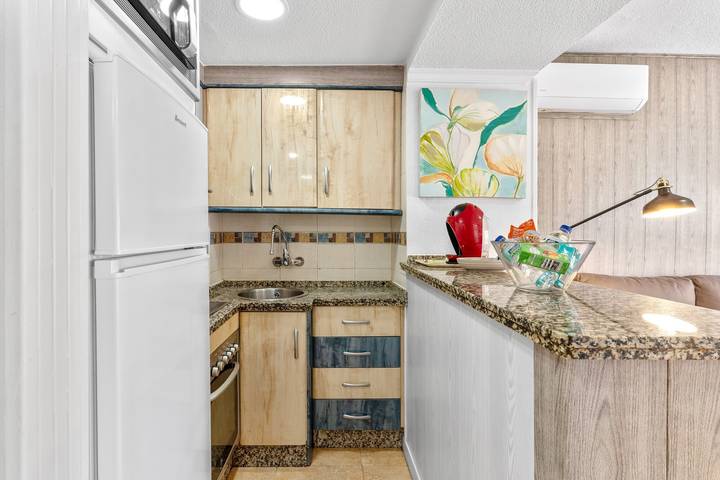 Apartamento entero, Apartamento 'Beachfront' con piscina comunitaria, Wi-Fi y aire acondicionado in Torrequebrada, Benalmádena